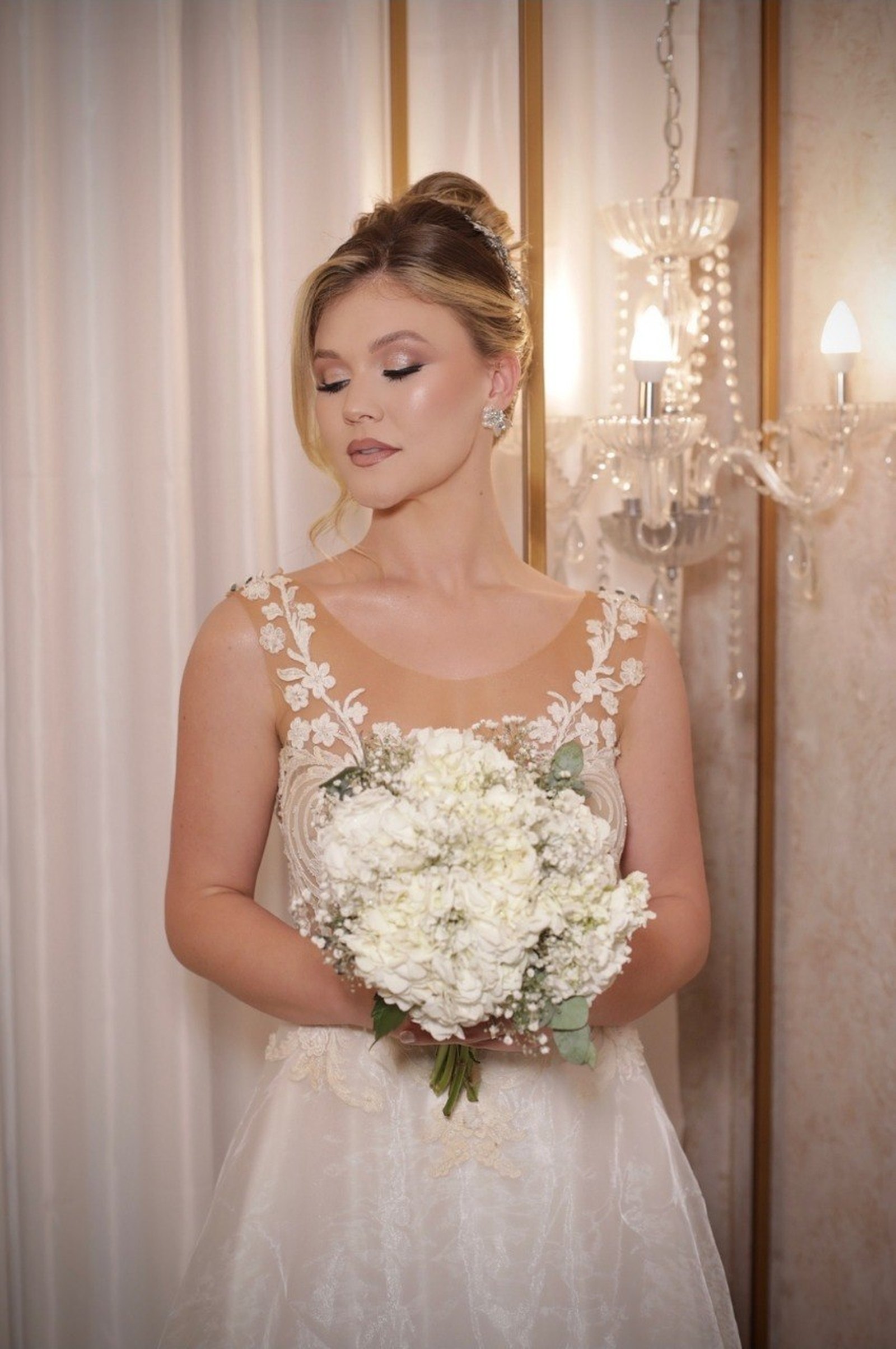 Novia con maquillaje editorial y peinado recogido